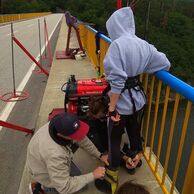 účastník zážitku (Praha, 18) na bungee jumpingu z mostu