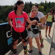 účastník zážitku (Hradec Králové, 25) na bungee jumpingu z mostu