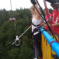 účastník zážitku (Vimperk, 20) na bungee jumpingu z mostu