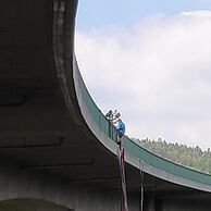 Přemek Grusser (Nové Kopisty, 14) na bungee jumpingu z mostu