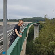 Jan Bednář (Praha, 26) na bungee jumpingu z mostu