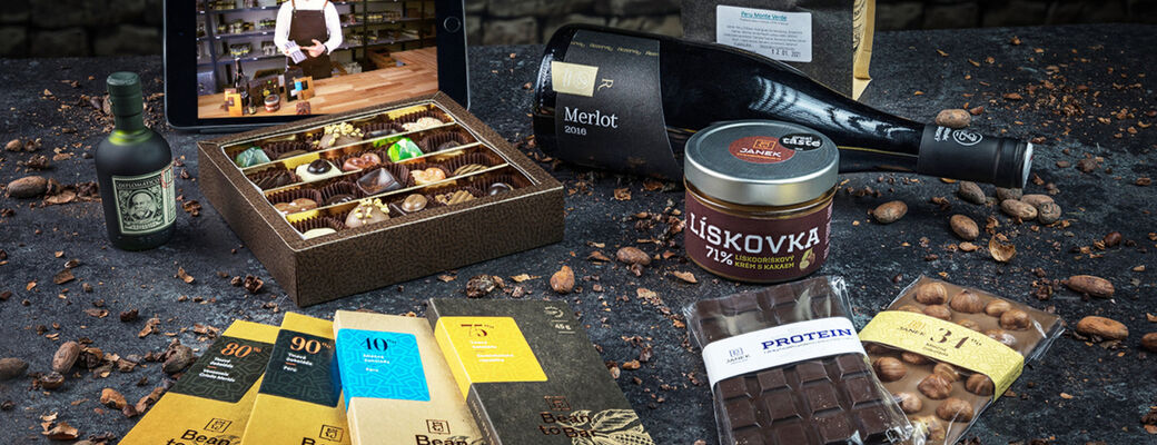 Domácí párování čokolády s čokoládovnou Janek + krabice čokolád a pralinek + lahev vína, rum a balíček kávy