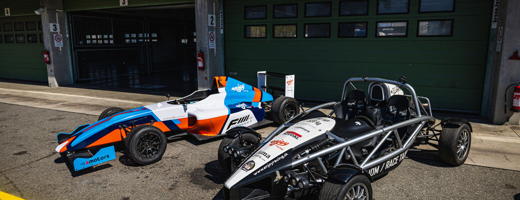 Jízda v Ariel Atom a formuli F4 na okruhu