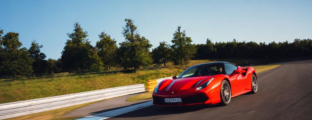 Jízda ve Ferrari 488 GTB na polygonu