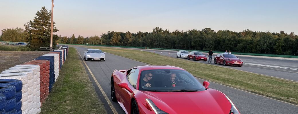 Jízda na polygonu v Mostě nebo Brně ve Ferrari 458 Italia. (ilustrační foto)