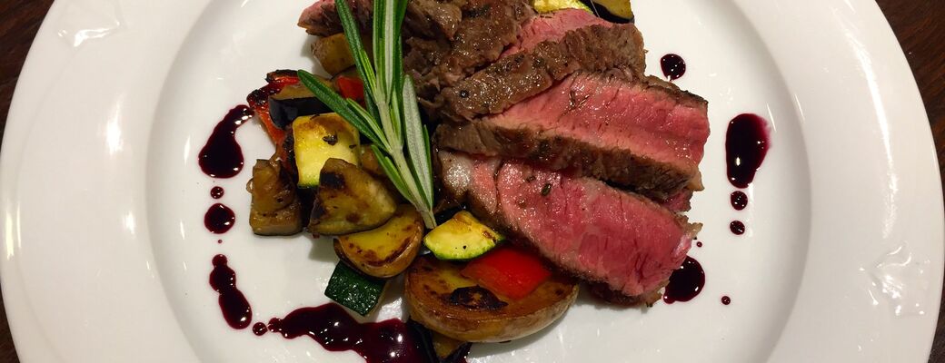 Rib eye steak se středomořskou zeleninou a dresinkem z červeného vína
