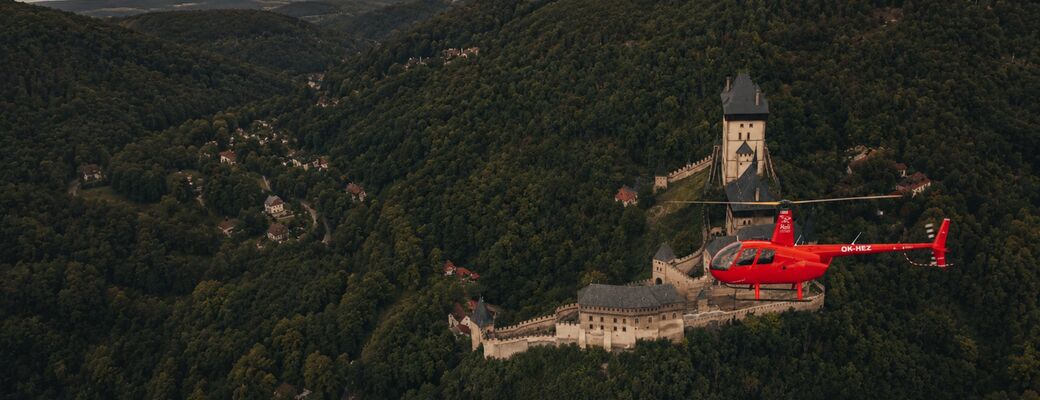 Let vrtulníkem nad památkami - ilustrační foto nad Karlštejnem