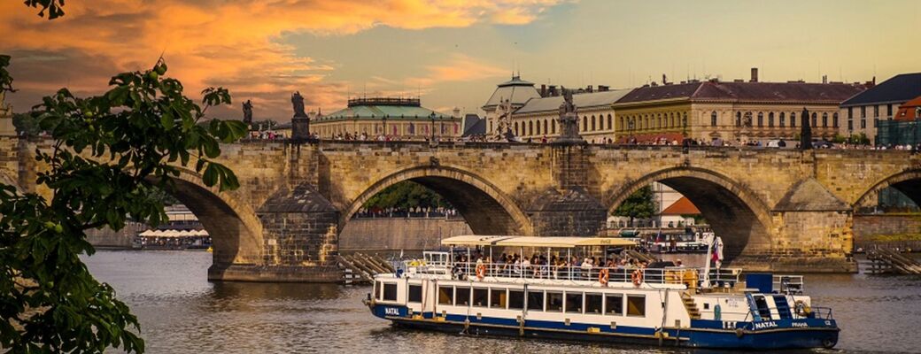 Dvouhodinová plavba po Vltavě.