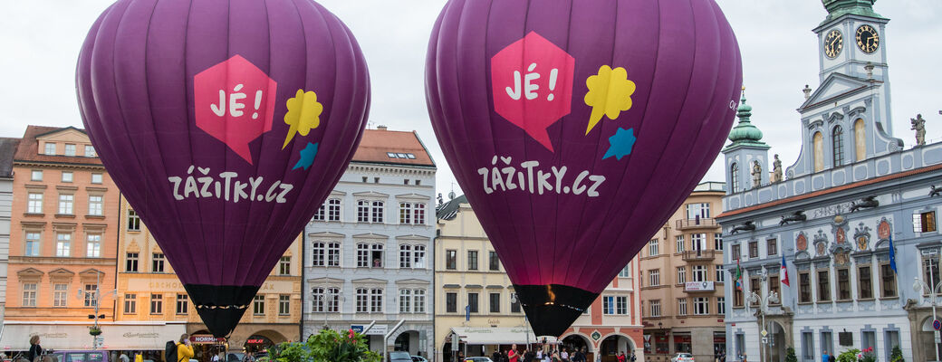 Vzlétnout můžete exkluzivně přímo z náměstí Českých Budějovic.