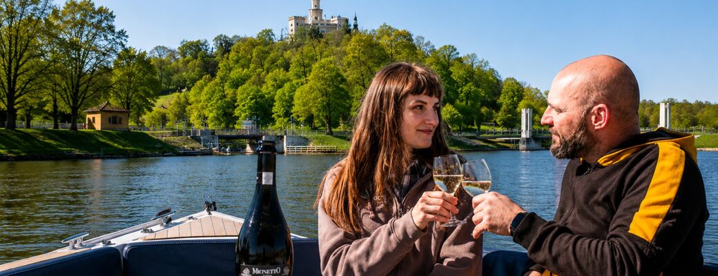 Romantická plavba lodí při západu slunce s lahví prosecca