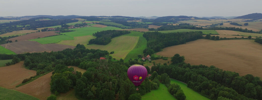 Soukromý let balónem jen pro vás dva - třeba nad nádhernou krajinou v blízkosti Konopište