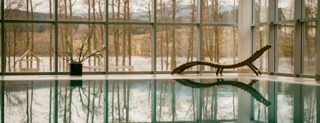Pohodička u bazénu s výhledem na Lipenskou přehradu.
