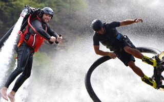 Flyboard s Jetpackem v akci.