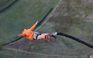 Bungee jumping - Bungee jumping z věže ve dvou