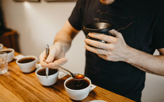 Provedeme vás domácím cuppingem krok za krokem.