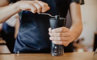 Zážitky na doma - Online kurz přípravy kávy s pražírnou DOUBLESHOT + 5 druhů špičkové kávy + sada na přípravu kávy + kvalitní mlýnek