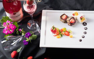 White orchid a chocolate domino - Kombinace dvou nejoblíbenějších sladkých sushi
dezertů s čokoládou a kokosem.