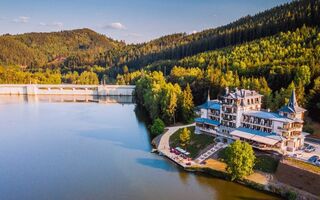 Golfový pobyt v 5* hotelu na břehu přehrady v Karlových Varech