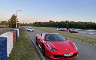 Jízda na polygonu v Mostě nebo Brně ve Ferrari 458 Italia. (ilustrační foto)