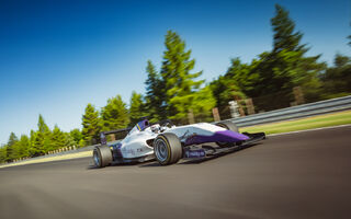 Formule F4 Mygale v zážitkových barvách na okruhu v Brně