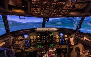 Kokpit plně pohyblivého simulátoru Boeing 737