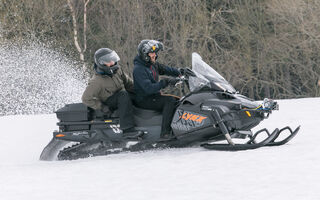 Jízda na sněžném skútru je větší adrenalin, než si myslíte :) 