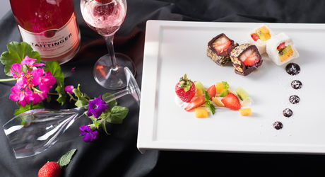 White orchid a chocolate domino - Kombinace dvou nejoblíbenějších sladkých sushi
dezertů s čokoládou a kokosem.