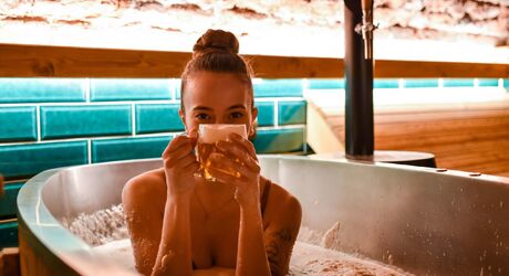 Čeká vás hodinová soukromá pivní lázeň, během které si můžete užít i neomezenou konzumaci piva.