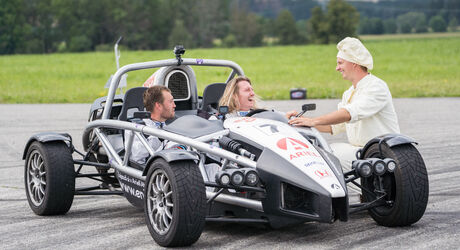 Karel Kašák vyzvídá u Přemka, jak si na zážitku pochutnal :)  (Ariel Atom 3.5)