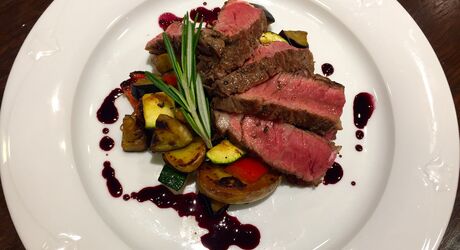Rib eye steak se středomořskou zeleninou a dresinkem z červeného vína