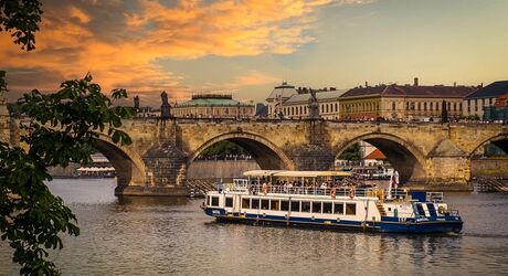 Dvouhodinová plavba po Vltavě.