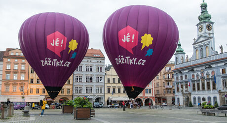 Vzlétnout můžete exkluzivně přímo z náměstí Českých Budějovic.