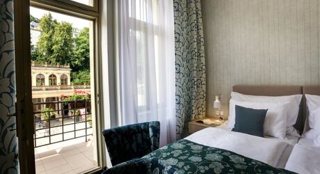 Relax v pokoji Comfort hotelu Astoria s výhledem na kolonádu