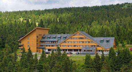 Hotel v létě.