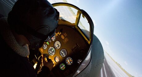 Usedněte do repliky kokpitu letounu Spitfire z druhé světové války.