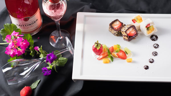 White orchid a chocolate domino - Kombinace dvou nejoblíbenějších sladkých sushi
dezertů s čokoládou a kokosem.