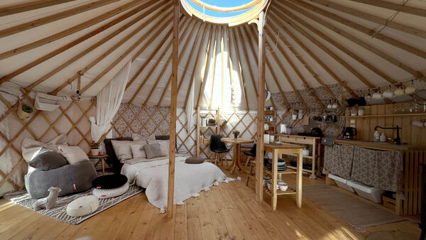 Užijte si ubytování v luxusní boho jurtě.