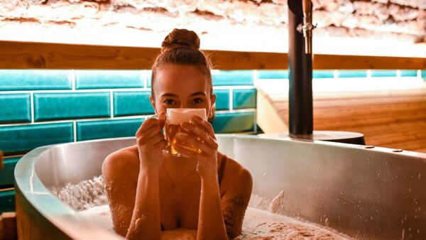 Čeká vás hodinová soukromá pivní lázeň, během které si můžete užít i neomezenou konzumaci piva.