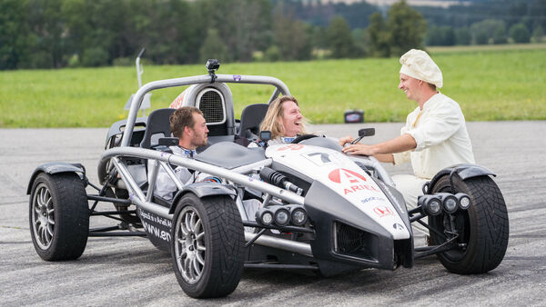 Karel Kašák vyzvídá u Přemka, jak si na zážitku pochutnal :)  (Ariel Atom 3.5)