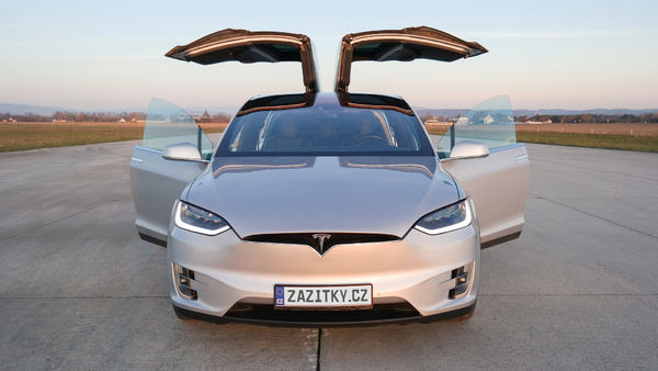 Tesla X - vůz budoucnosti