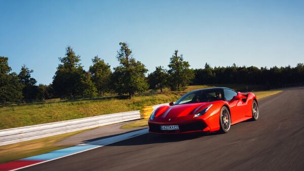 Jízda ve Ferrari 488 GTB na polygonu