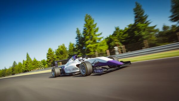 Formule F4 Mygale v zážitkových barvách na okruhu v Brně