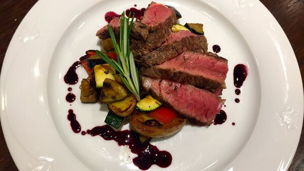 Rib eye steak se středomořskou zeleninou a dresinkem z červeného vína