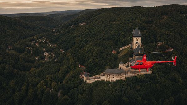 Let vrtulníkem nad památkami - ilustrační foto nad Karlštejnem