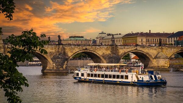 Dvouhodinová plavba po Vltavě.