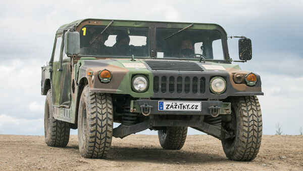 Humvee - vojenský Hummer připravený k vašemu dobrodružství. 