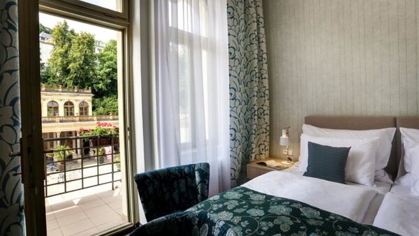 Relax v pokoji Comfort hotelu Astoria s výhledem na kolonádu