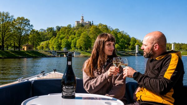 Romantická plavba lodí při západu slunce s lahví prosecca