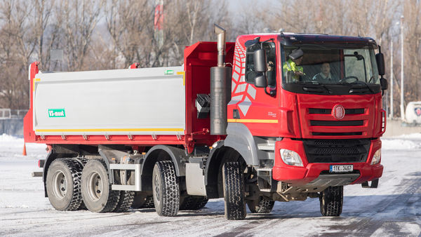 Tatra Phoenix v plném smyku