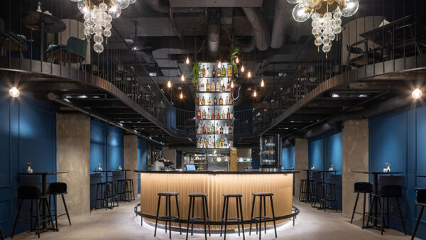Restaurace Talíř - díky konceptu otevřené kuchyně můžete pozorovat přípravu pokrmů.